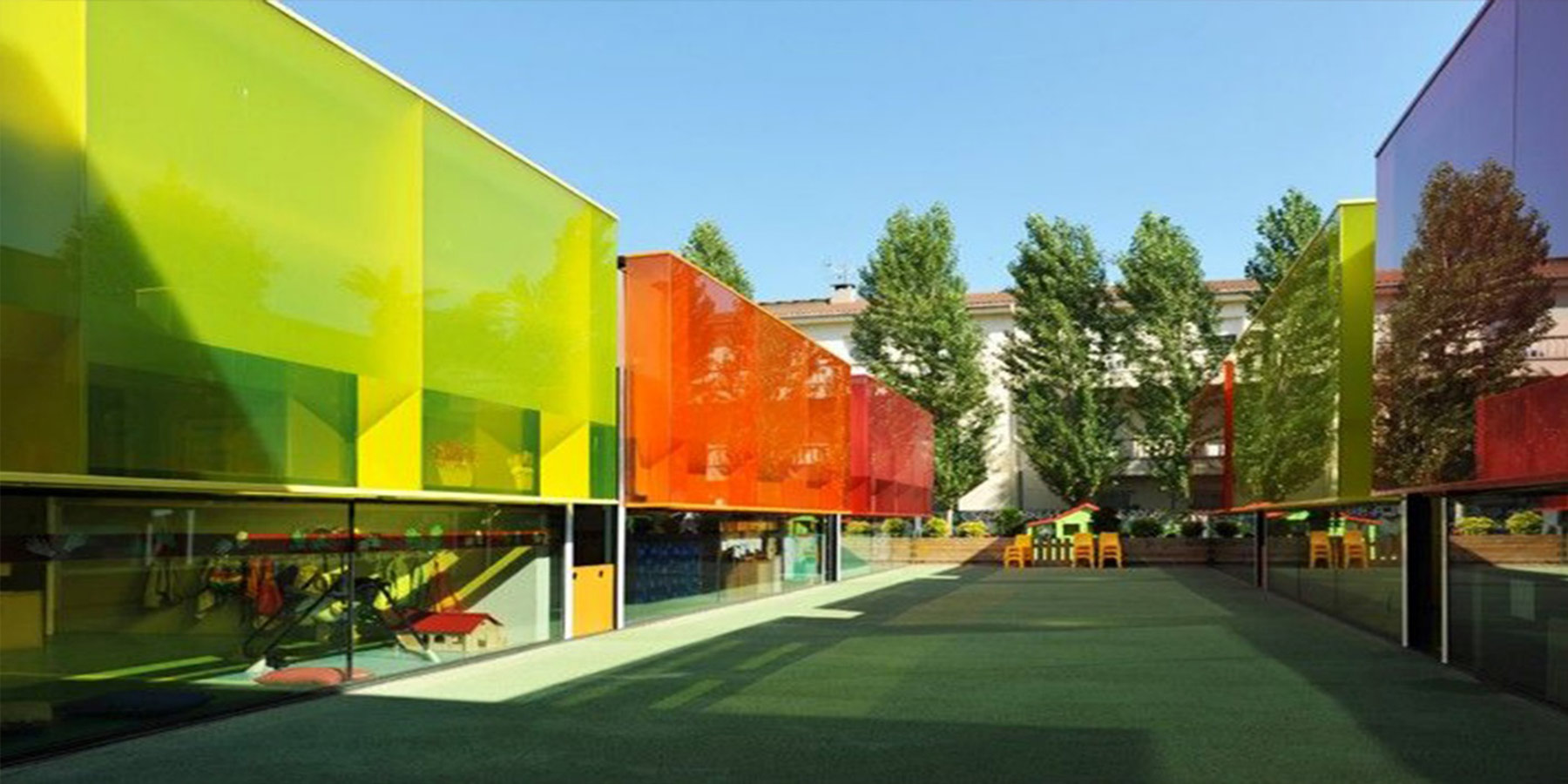 Zastosowanie kolorowego szkła w obiektach edukacyjnych 